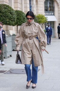 kendall-jenner-paris-street-style-hermes-moment-4.jpg
