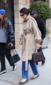 kendall-jenner-paris-street-style-hermes-moment-7.jpg