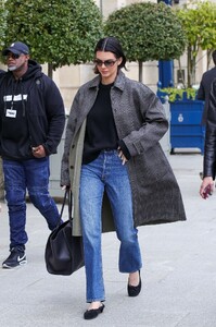 kendall-jenner-s-trendsetting-straight-leg-jeans-masterclass-0.jpg