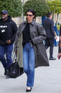 kendall-jenner-s-trendsetting-straight-leg-jeans-masterclass-11.jpg