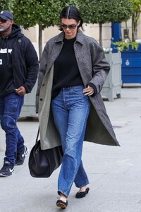 kendall-jenner-s-trendsetting-straight-leg-jeans-masterclass-2.jpg