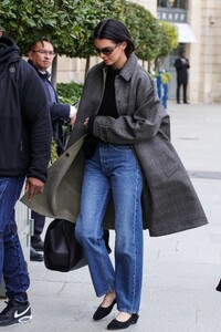 kendall-jenner-s-trendsetting-straight-leg-jeans-masterclass-6.jpg