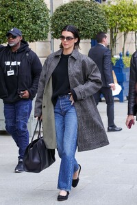 kendall-jenner-s-trendsetting-straight-leg-jeans-masterclass-7.jpg