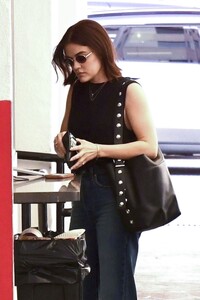 lucy-hale-spotted-in-beverly-hills-03.20.2025-4.jpg