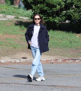 natalie-portman-strolls-in-los-angeles-03.29.2025-1.jpg