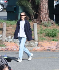 natalie-portman-strolls-in-los-angeles-03.29.2025-2.jpg