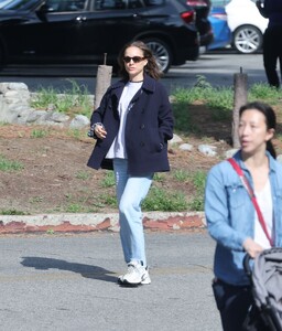 natalie-portman-strolls-in-los-angeles-03.29.2025-3.jpg