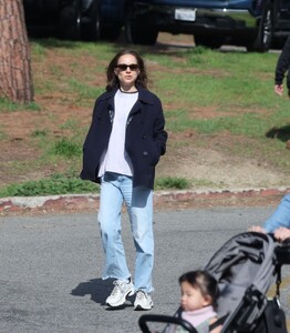 natalie-portman-strolls-in-los-angeles-03.29.2025-4.jpg