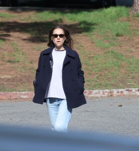 natalie-portman-strolls-in-los-angeles-03.29.2025-5.jpg