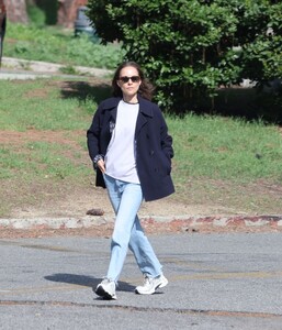 natalie-portman-strolls-in-los-angeles-03.29.2025-6.jpg