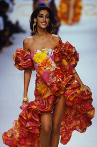 oscar-de-la-renta-ss-92-11.thumb.jpg.04e1511ee97afbcc3a952f0cf9be8527.jpg