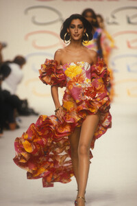 oscar-de-la-renta-ss-92-8.thumb.jpg.474d5b9e32f3e9fbcdd2f98caf62bc1b.jpg