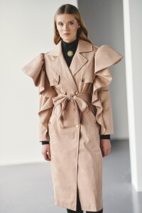 trench-gabardina-beige-camel-con-volante-en-hombros-y-manga-coleccion-otono-invierno-prendas-especiales-origonales-con-calidad-hecho-en-espana-apparentia-online.jpg