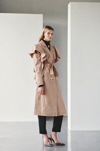 trench-gabardina-beige-camel-con-volante-en-hombros-y-manga-coleccion-otono-invierno-prendas-especiales-origonales-con-calidad-hecho-en-espana-apparentia-online-fashion-brand.jpg