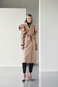 trench-gabardina-beige-camel-con-volante-en-hombros-y-manga-coleccion-otono-invierno-prendas-especiales-origonales-con-calidad-hecho-en-espana-apparentia.jpg
