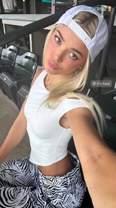 [2025.05.12] livvydunne_3631229987316326460.jpg