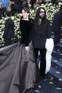 596029014_lana-del-rey-attend-the-2025-met-gala-celebrating-superfine-tailoring-black-styl.jpg