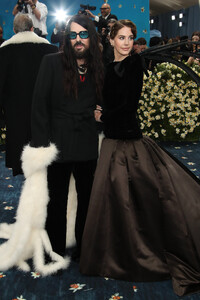 596029622_lana-del-rey-attend-the-2025-met-gala-celebrating-superfine-tailoring-black-styl.jpg