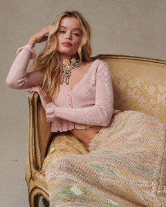 Frida Aasen - Love Shack Fancy [2022.12.21] 6.jpg