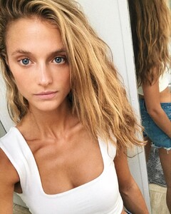 Kate Bock - Instagram [2018.08.24].jpg