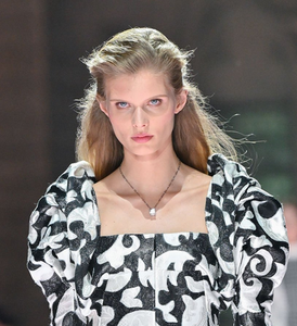 Screenshot 2025-05-24 at 08-46-13 A model walks the runway during the Louis Vuitton Cruise 2026 at... Nachrichtenfoto - Getty Images.png