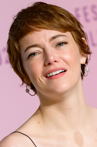 emma-stone-eddington-press-conference-2025_05_17-10.jpg