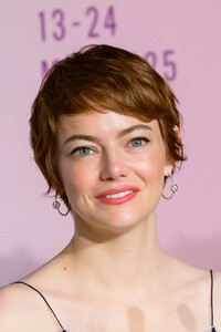 emma-stone-eddington-press-conference-2025_05_17-12.jpg