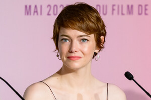 emma-stone-eddington-press-conference-2025_05_17-3.jpg
