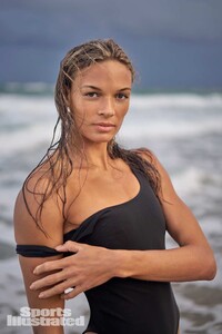 images_2FvoltaxMediaLibrary_2Fmmsport_2Fsi_swimsuit_2F01jtc69mg0w3psa882jh.jpg