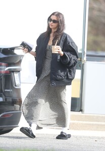 irina-shayk-hamptons-coffee-run-04.20.2025-2.jpg