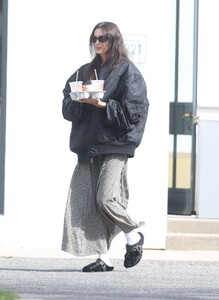 irina-shayk-hamptons-coffee-run-04.20.2025-4.jpg