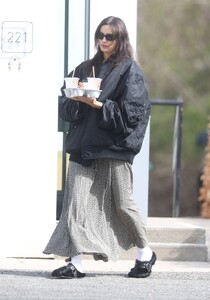 irina-shayk-hamptons-coffee-run-04.20.2025-5.jpg