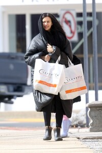 irina-shayk-spotted-shopping-in-the-hamptons-02.18.2025-0.jpg