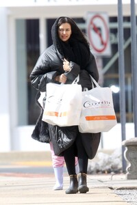 irina-shayk-spotted-shopping-in-the-hamptons-02.18.2025-2.jpg