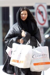 irina-shayk-spotted-shopping-in-the-hamptons-02.18.2025-3.jpg
