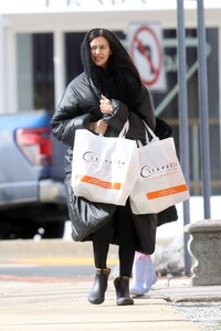 irina-shayk-spotted-shopping-in-the-hamptons-02.18.2025-5.jpg