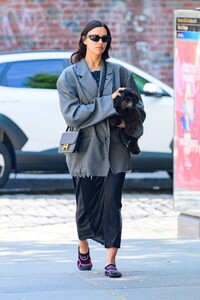 irina-shayk-surprising-street-style-nyc-april-23-0.jpg