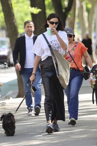 irina-shayk-walks-her-dog-in-effortless-nyc-style-04.30.2025-1.jpg