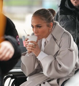 jennifer-lopez-masters-ceo-style-on-office-romance-set-4.jpg