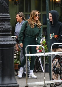 jennifer-lopez-returns-to-nyc-in-athleisure-04.21.2025-0.jpg