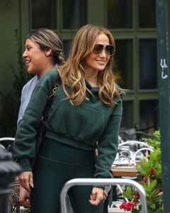 jennifer-lopez-returns-to-nyc-in-athleisure-04.21.2025-1.jpg