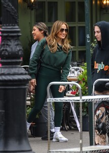 jennifer-lopez-returns-to-nyc-in-athleisure-04.21.2025-3.jpg