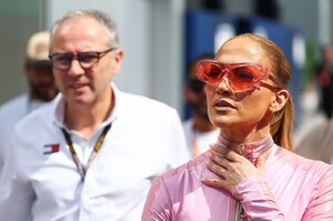 jennifer-lopez-turns-heads-at-saudi-f1-4.jpg