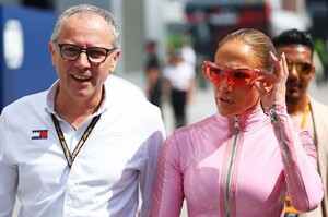 jennifer-lopez-turns-heads-at-saudi-f1-5.jpg