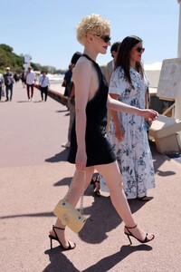 julia-garner-in-gucci-at-cannes-2025-7.jpg