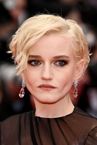 julia-garner-rocks-gucci-at-cannes-2025-10.jpg