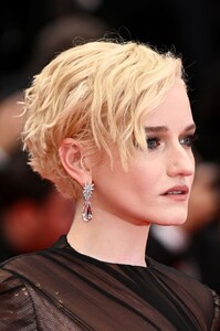 julia-garner-rocks-gucci-at-cannes-2025-11.jpg
