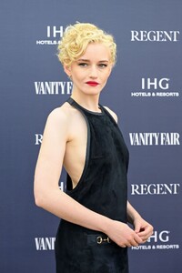 julia-garner-vanity-fair-lunch-cannes-2025-1.jpg