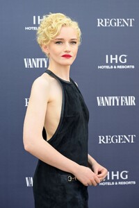 julia-garner-vanity-fair-lunch-cannes-2025-3.jpg