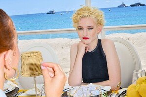 julia-garner-vanity-fair-lunch-cannes-2025-6.jpg